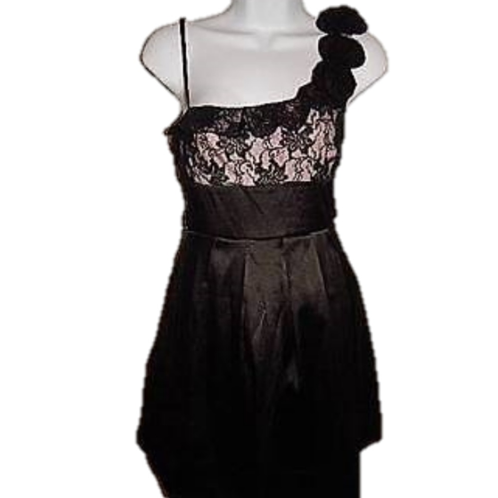 ❤❤❤❤ Alyn Paige Detailed Evening Gown Size 5/6